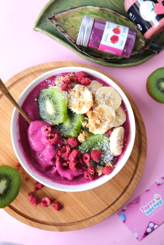 Розовый смузи боул с пудрой питахайи