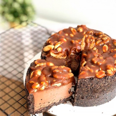 Шоколадный чизкейк с карамелью и орехами