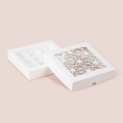 Коробка на 9 конфет с окном "Ромашка" белая 